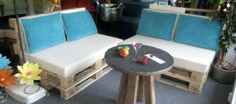Zwei Palettensofas von vorne